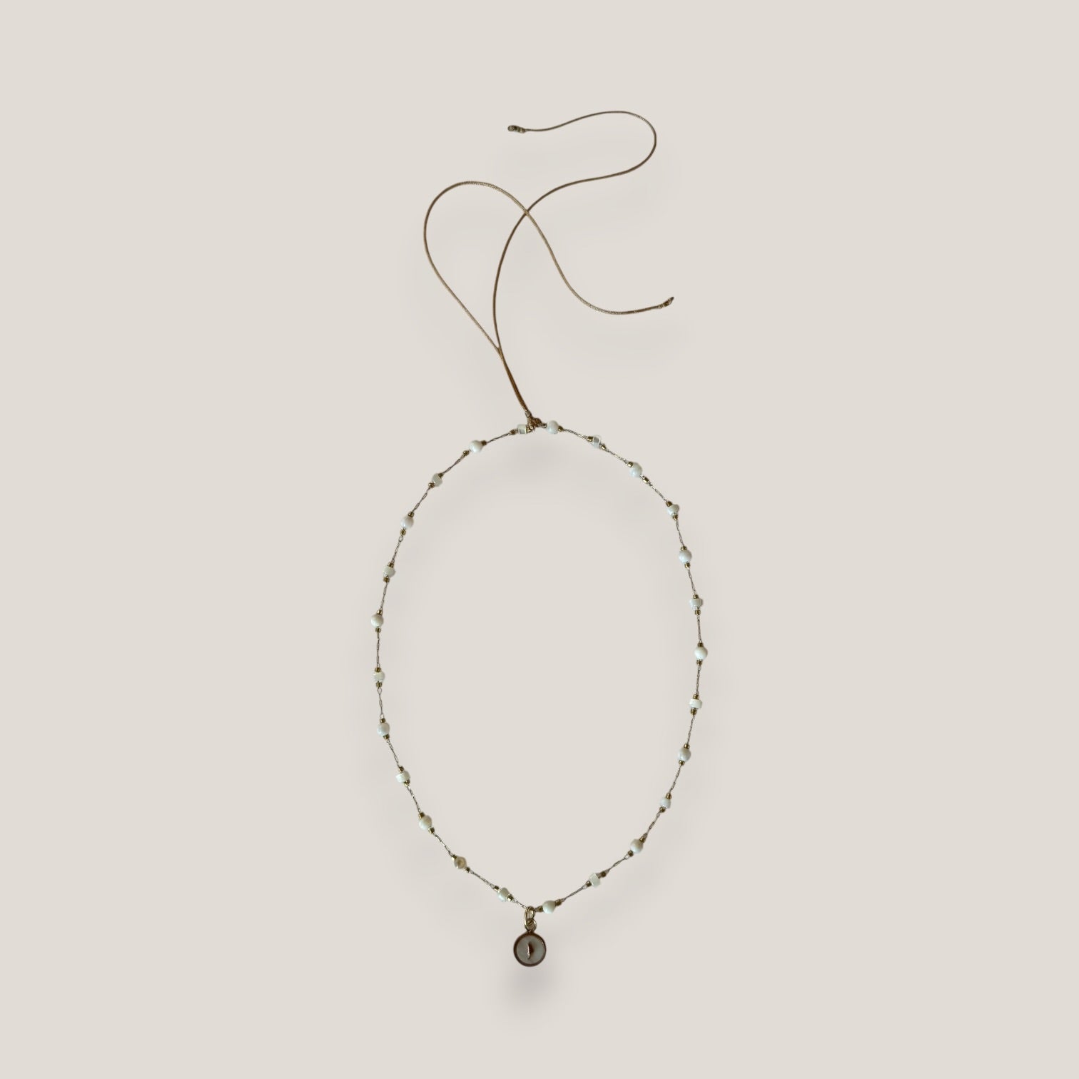 Collar medallita nácar mini Isla Fuerteventura acero oro y cadena de acero oro discos bolitas nácar blanco