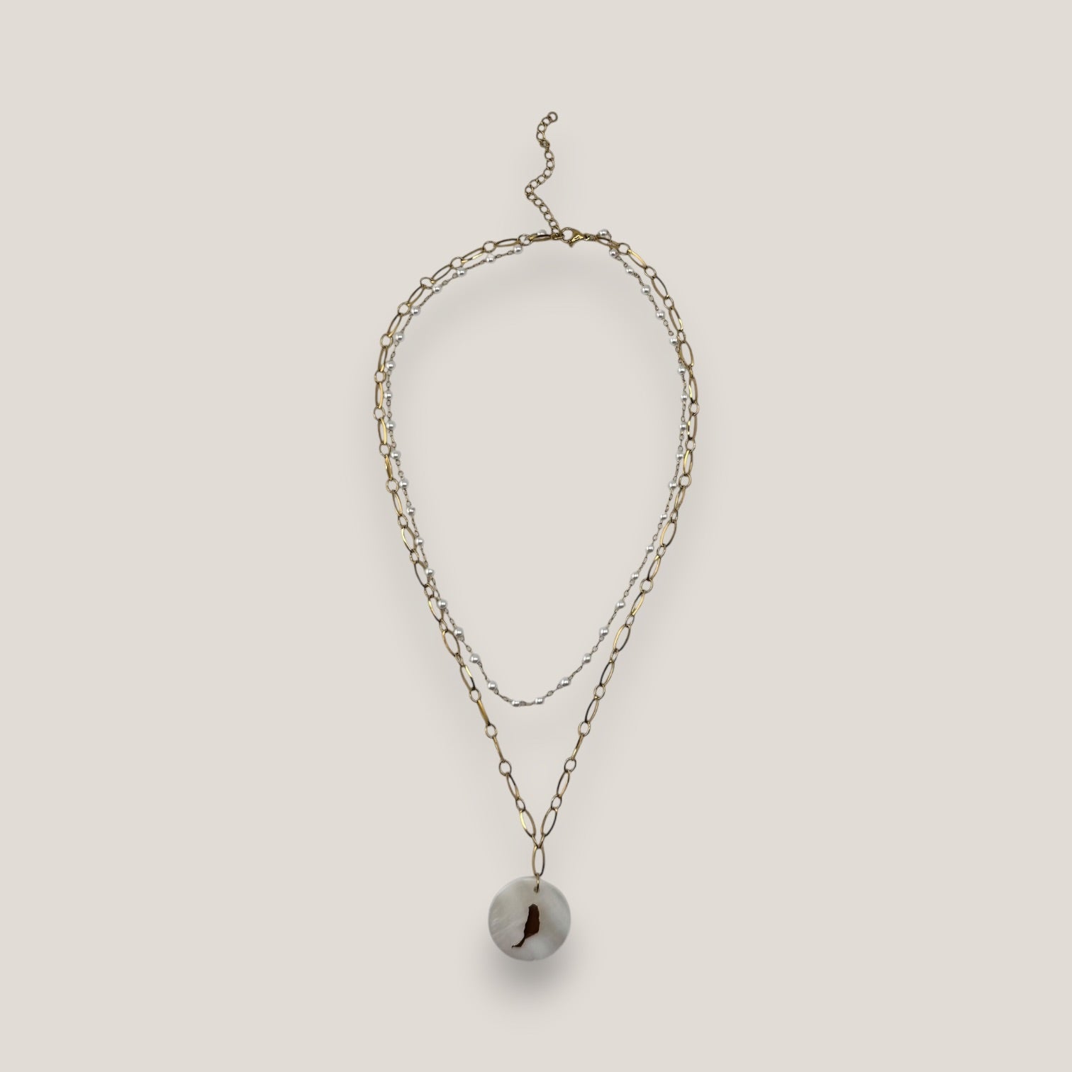 Collar doble medalla nácar isla Fuerteventura acero oro dos cadenas eslabones ovales perlitas