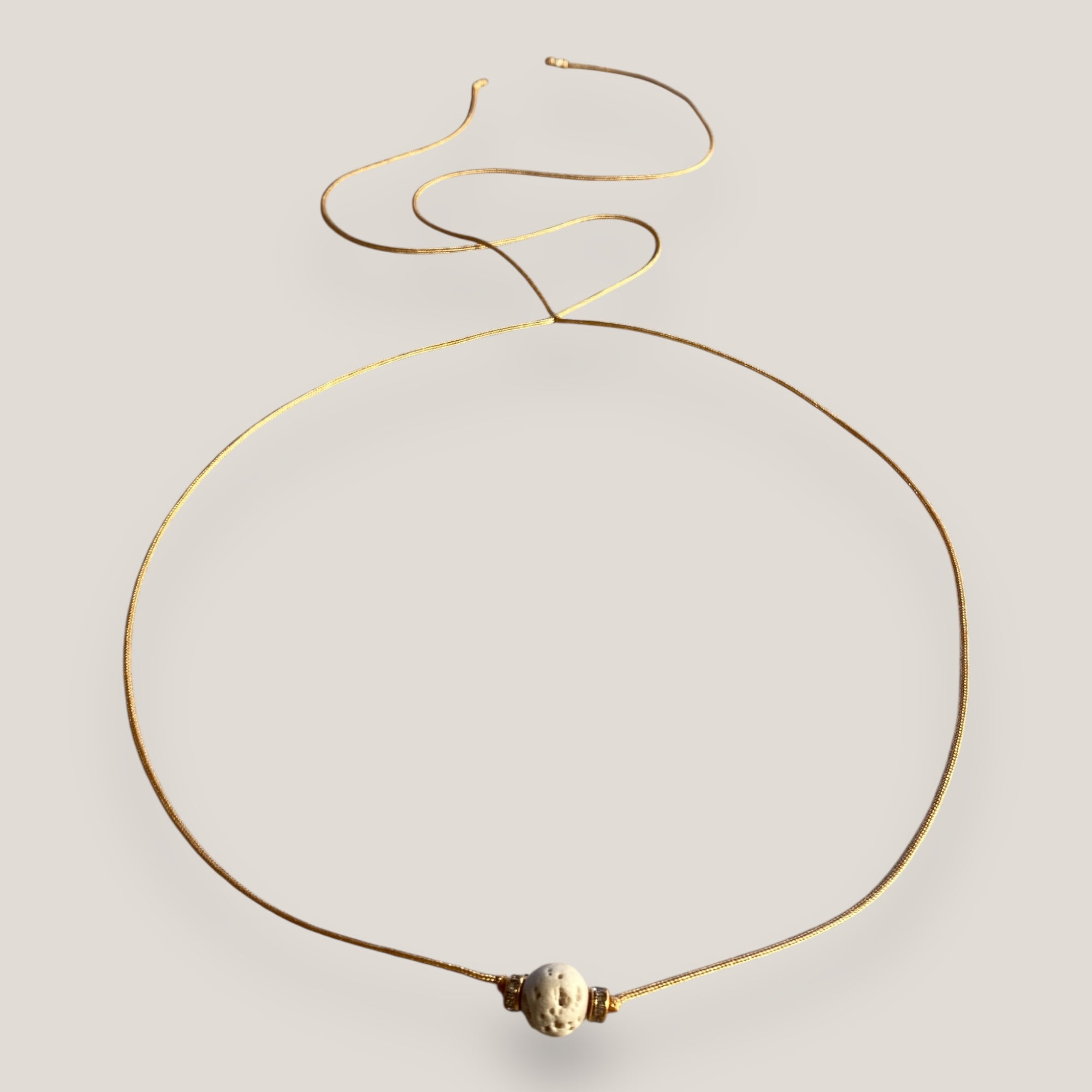 Collar minimal con bola de esponja coral beis y separadores dorados con brillis de cristal blanco