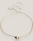 Collar minimal con bola de esponja coral beis y separadores dorados con brillis de cristal blanco