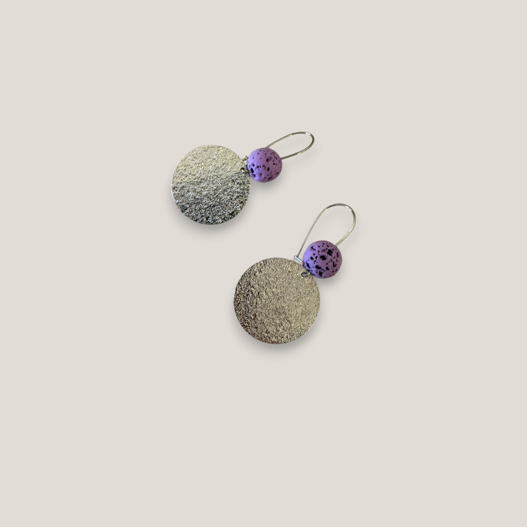 Pendientes base lava malva 10mm gancho acero medalla esmerilada 25mm