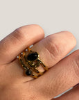 Goldring mit zwei facettierten schwarzen Kristallen, Stahlgold.