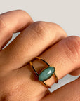 Länglicher, ovaler Ring aus vergoldetem Stahl mit Türkis-Jade.
