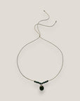 Collar midi con concha dorada esmaltada en verde con lava verde oscuro y separadores dorados con cristalitos verde olivina