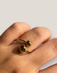 Offener Ring mit goldenen Kugeln aus vergoldetem Stahl.