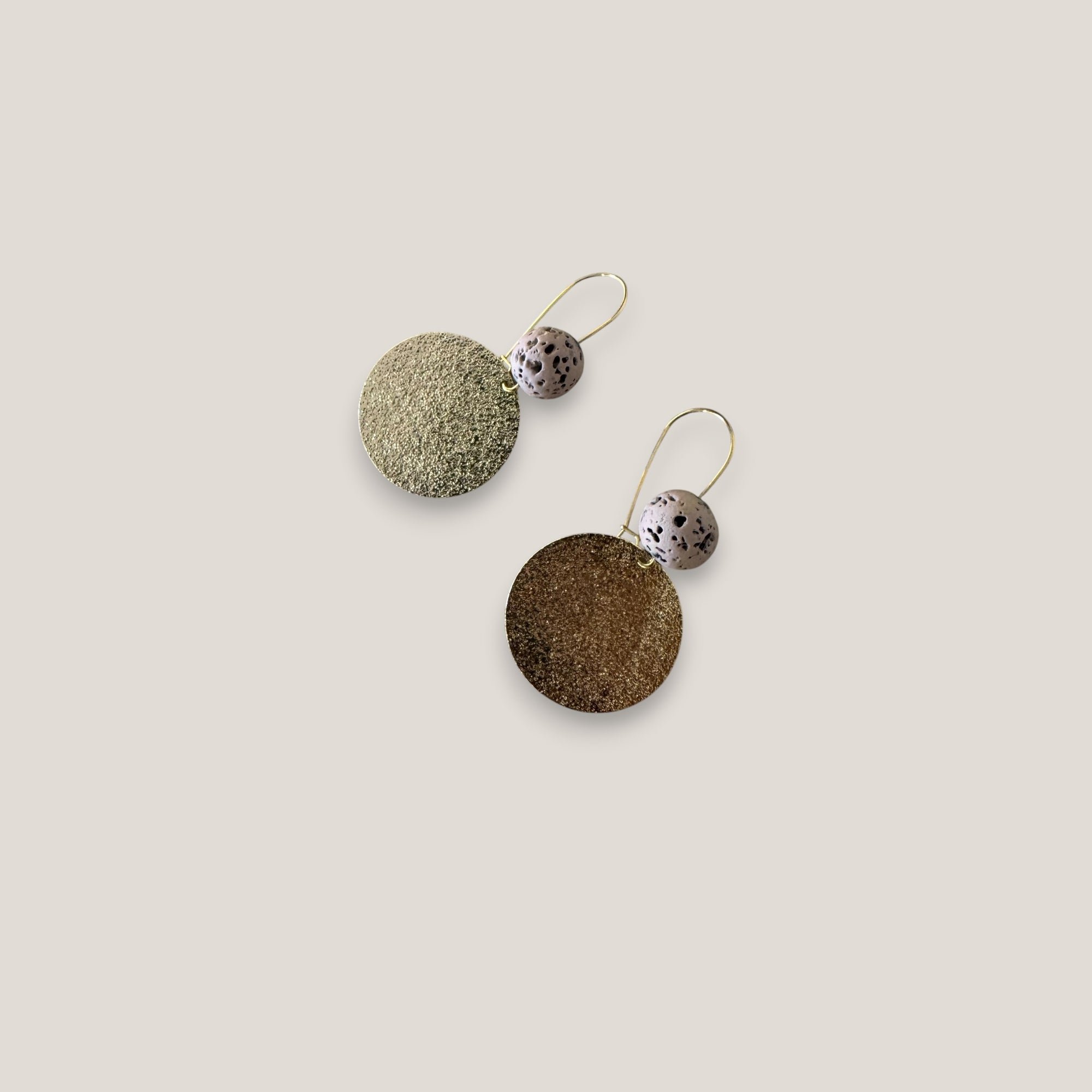 Pendientes base lava arena 10mm gancho acero oro medalla esmerilada 25mm
