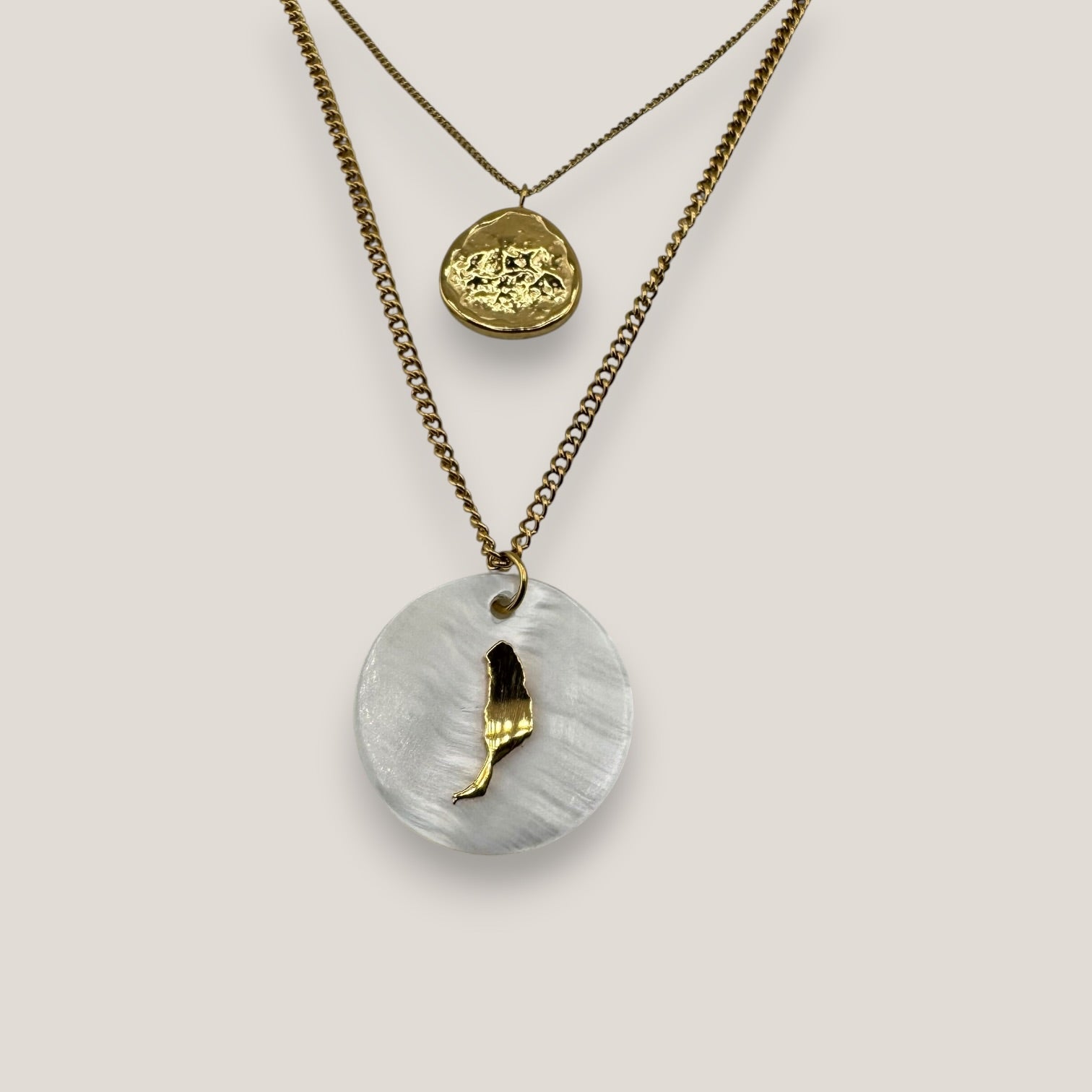 Collar doble medalla nácar isla Fuerteventura acero oro dos cadenas escalonadas