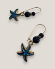 Pendientes gancho acero oro estrellas doradas esmalte azulón lava azul oscuro separadores dorados cristalitos azul claro
