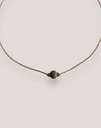 Collar minimal con bola de esponja coral verde caqui y separadores gunmetal con brillis de cristal blanco
