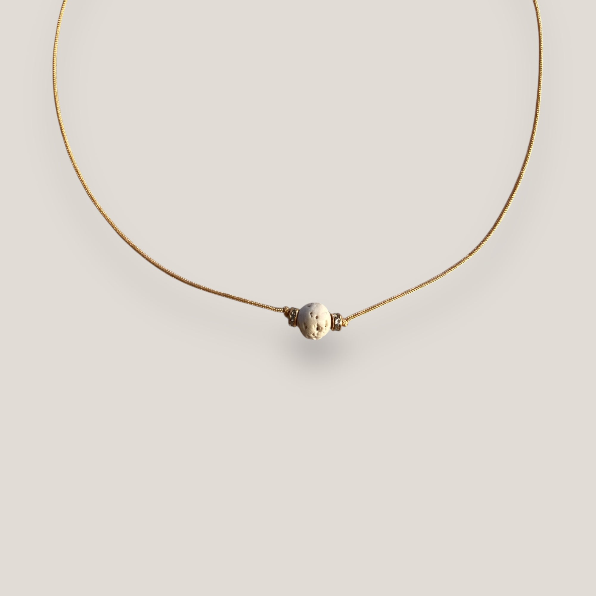 Collar minimal con bola de esponja coral beis y separadores dorados con brillis de cristal blanco