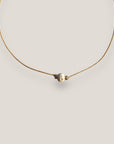 Collar minimal con bola de esponja coral beis y separadores dorados con brillis de cristal blanco