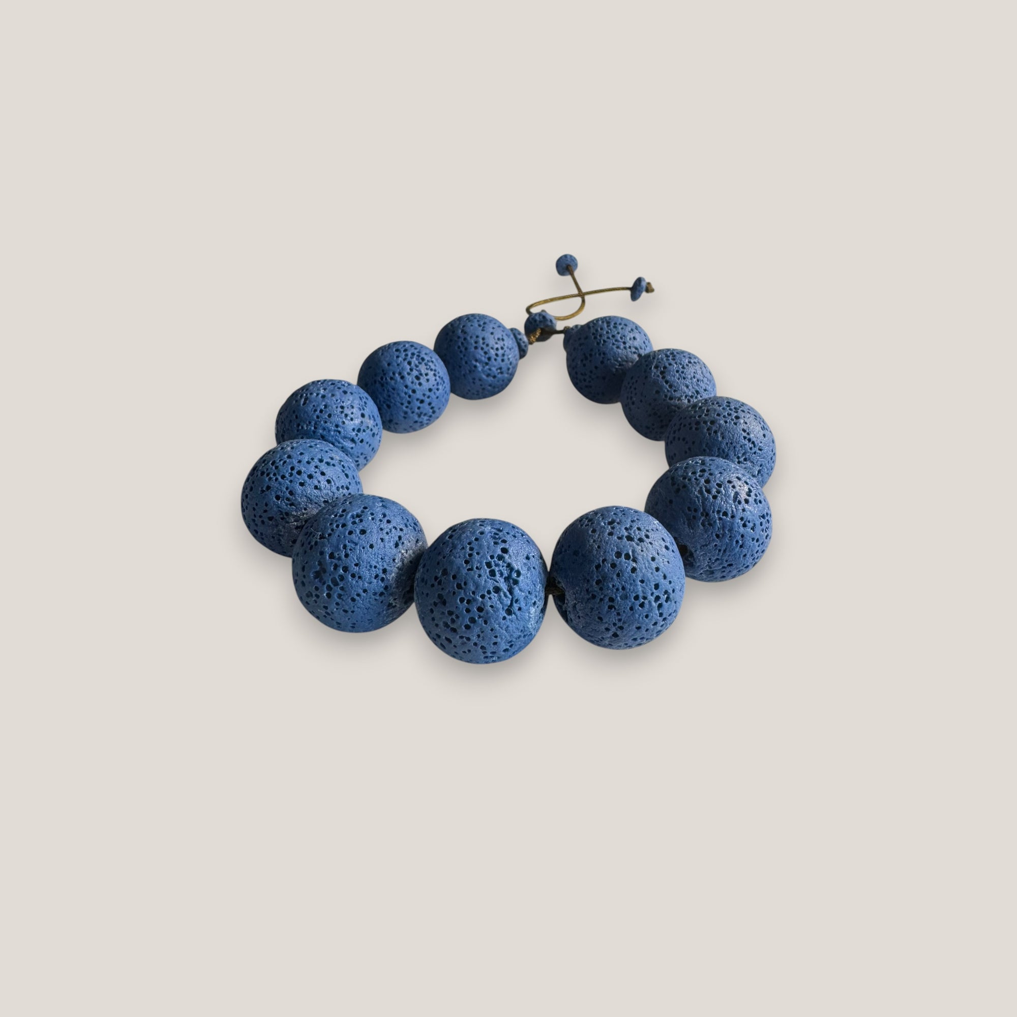 Armband mit großen marineblauen Schwammkorallenperlen