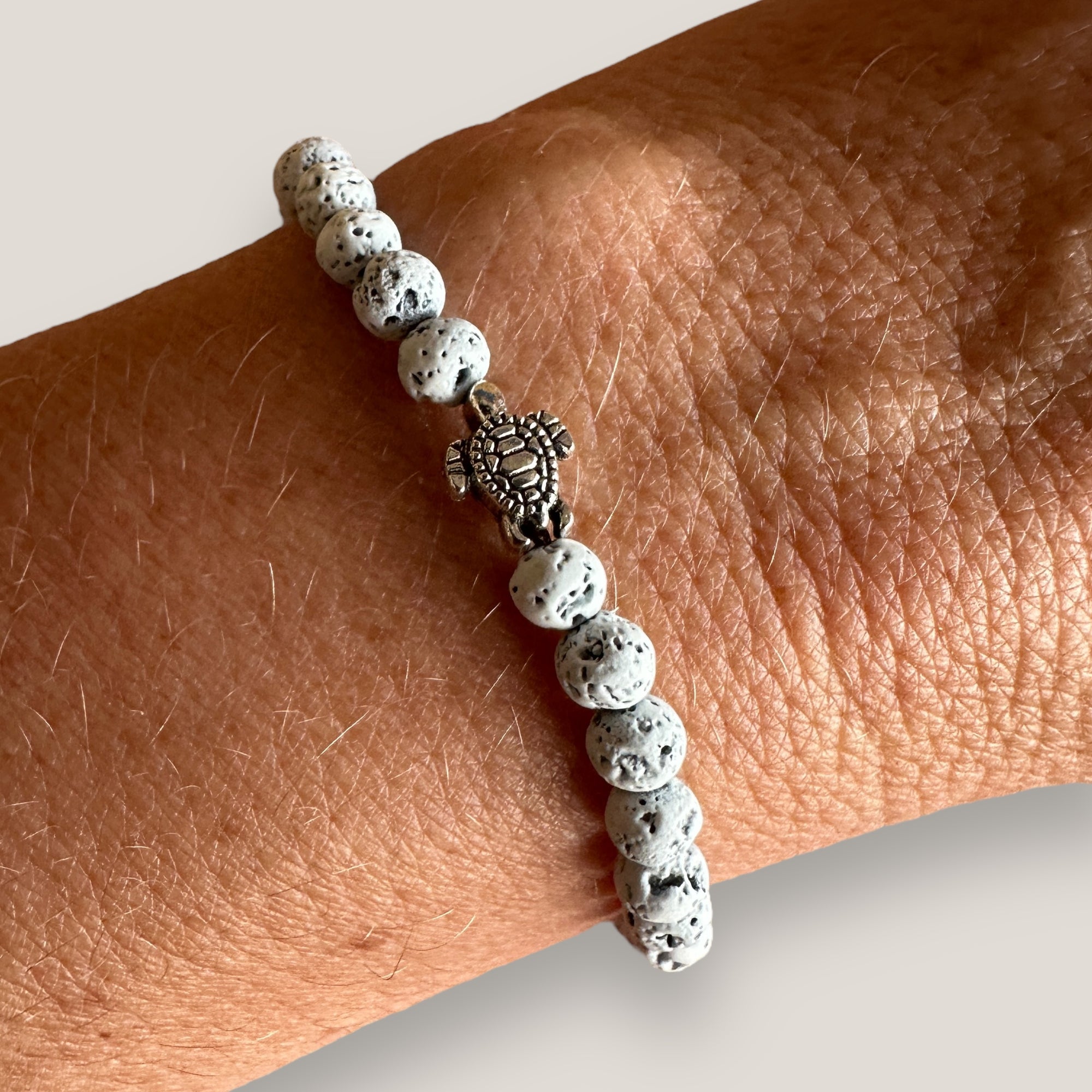 Maxi bracelet with silver turtle and lava color