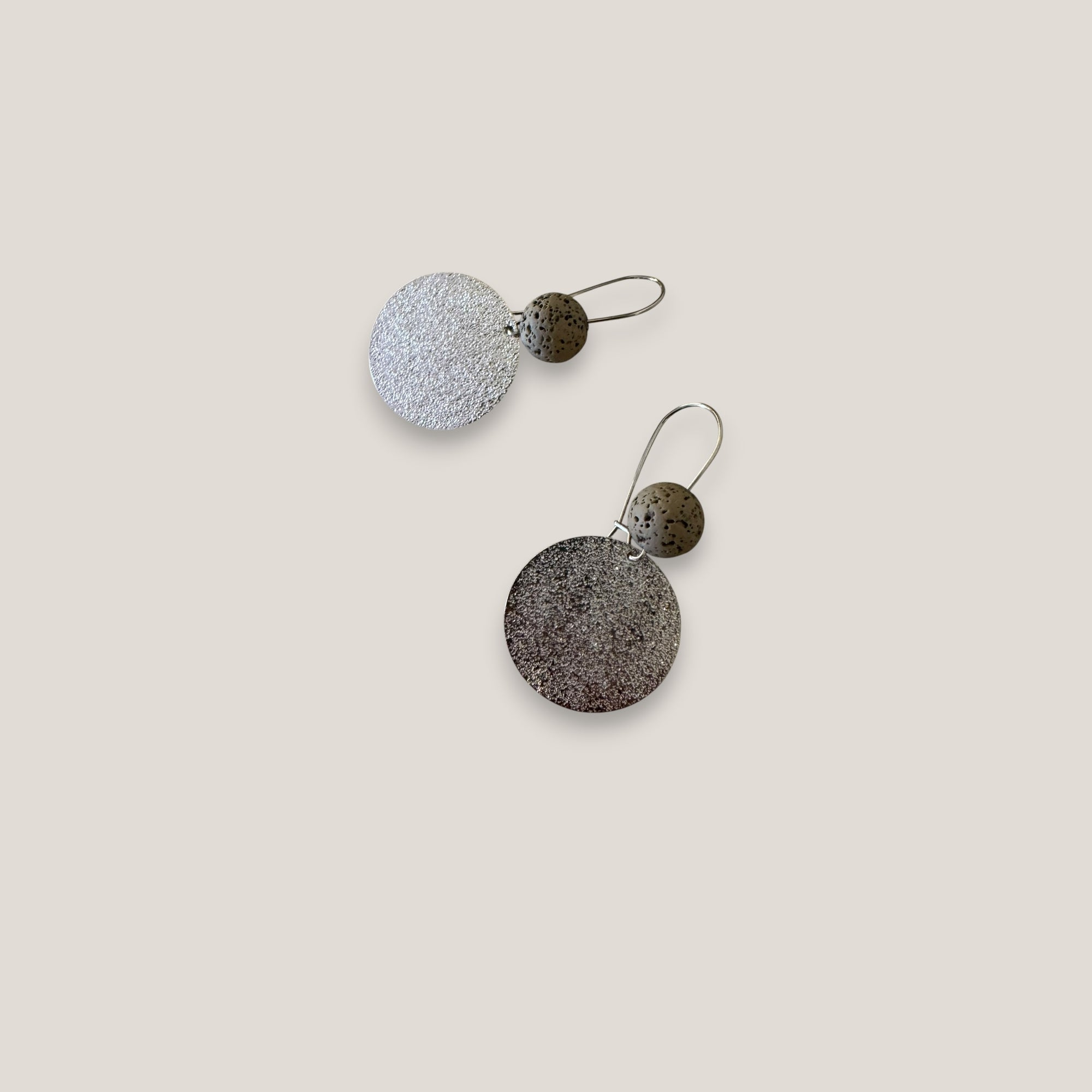 Pendientes base lava marrón claro 10mm gancho acero medalla esmerilada 25mm