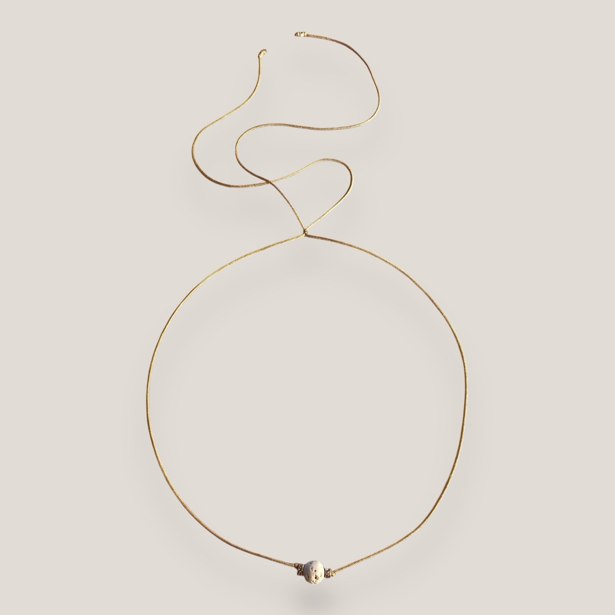 Collar minimal con bola de esponja coral beis y separadores dorados con brillis de cristal blanco