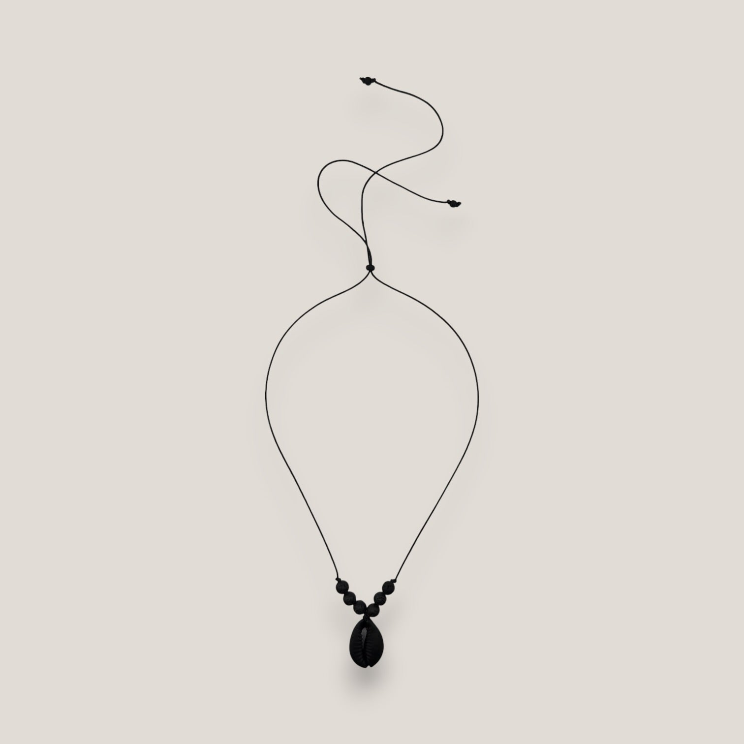 Collar midi cowrie negra mate lava negra