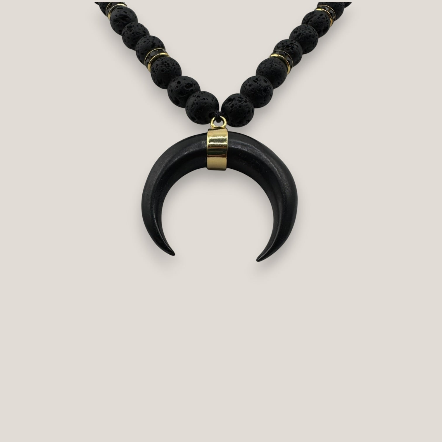 Collar luna cuerno lava negra separadores dorados cristal negro
