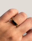 Goldring mit rechteckigem schwarzem Onyxstein aus Stahl und Gold.