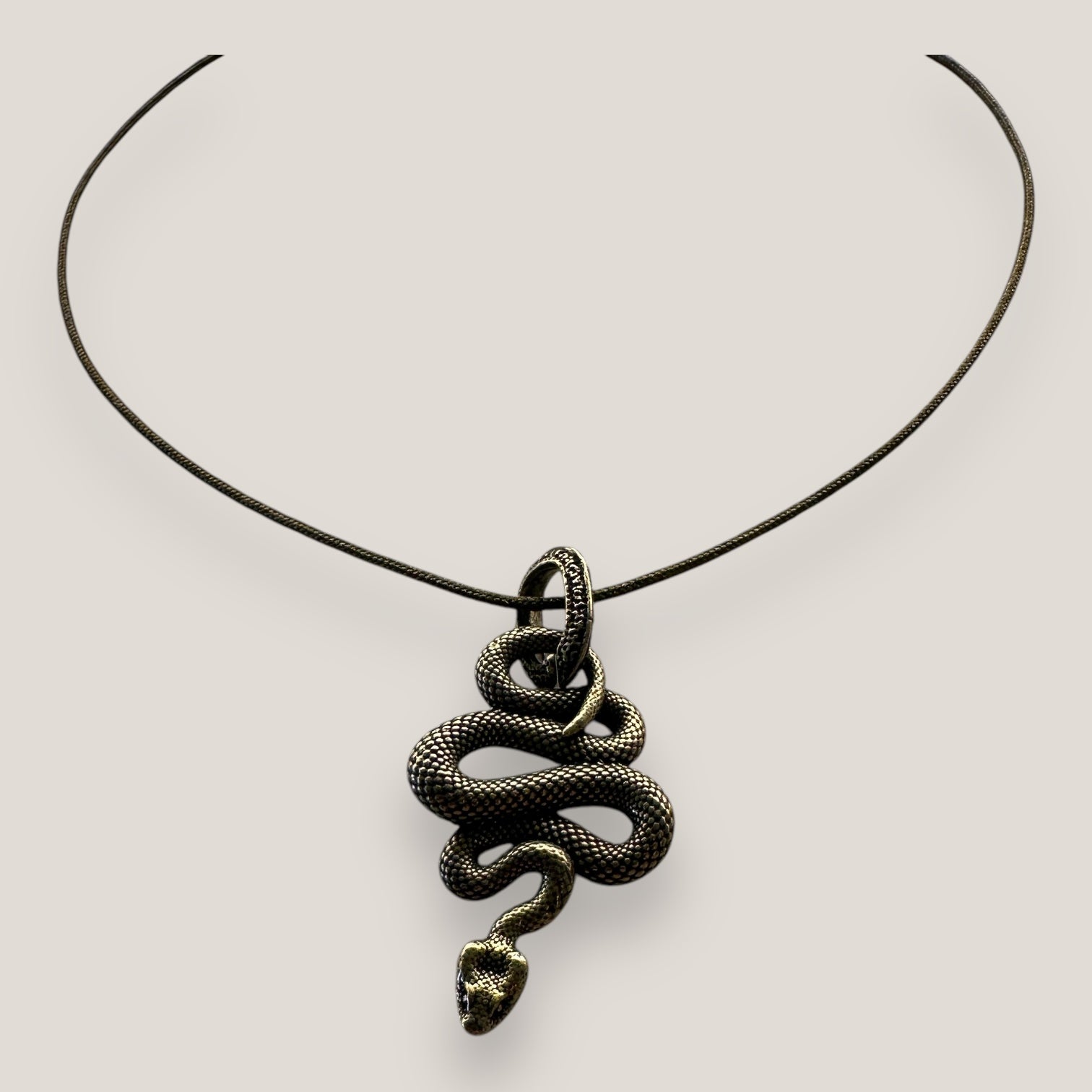 Collar cordón con serpiente de bronce