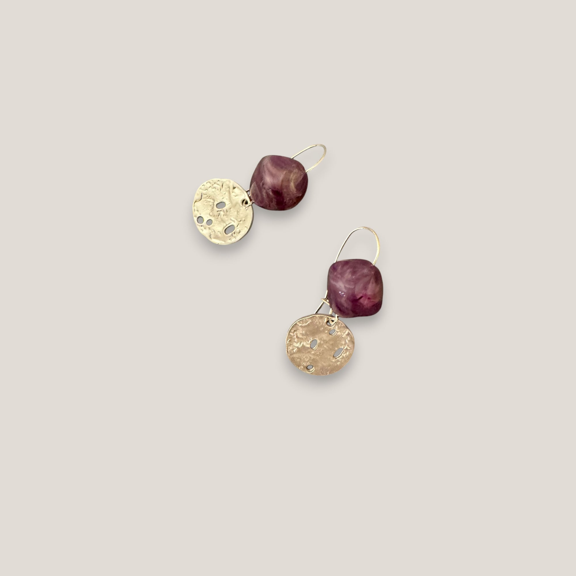 Pendientes gancho resina malva medalla agujereada plata mate