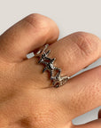 Ring aus gehämmertem Edelstahl mit acht Sternen