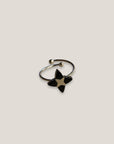 Silberner Ring mit vierzackigem Stern und schwarzem Onyxstein aus Stahl.