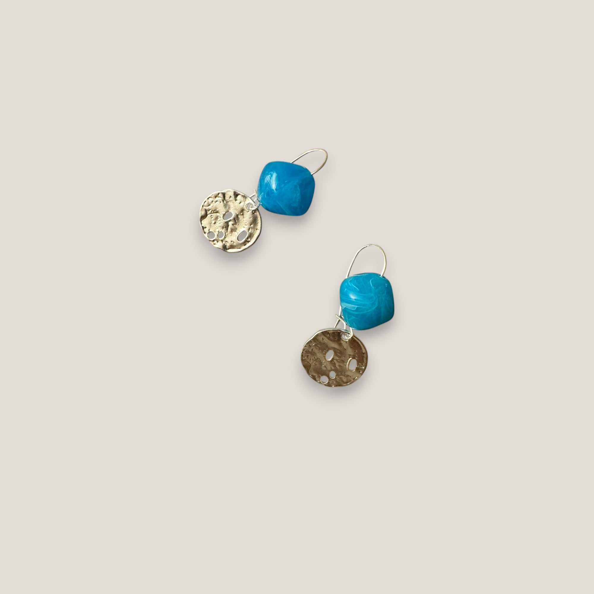 Pendientes gancho cuenta irregular resina azul azulín medalla agujereada plata mate