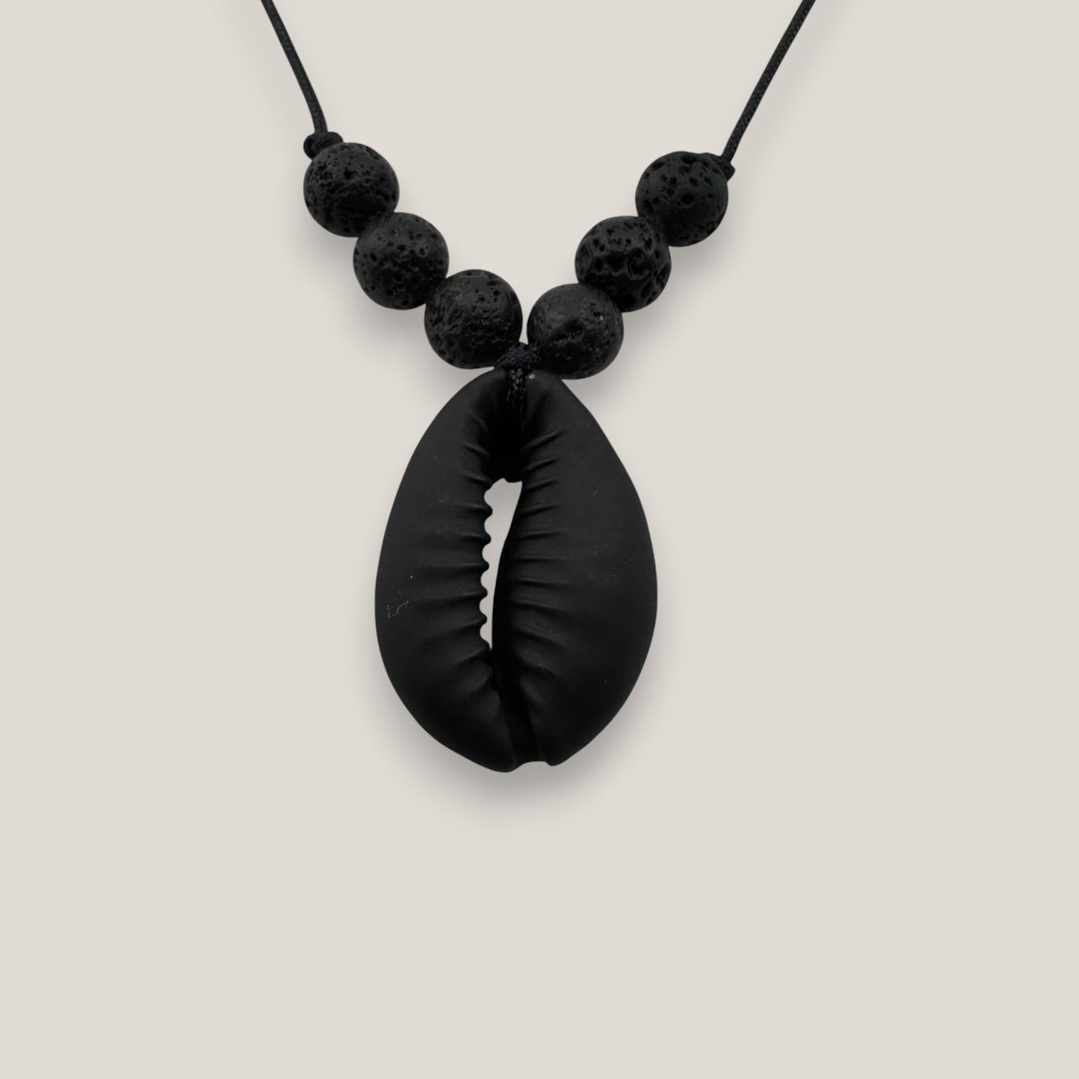 Collar midi cowrie negra mate lava negra