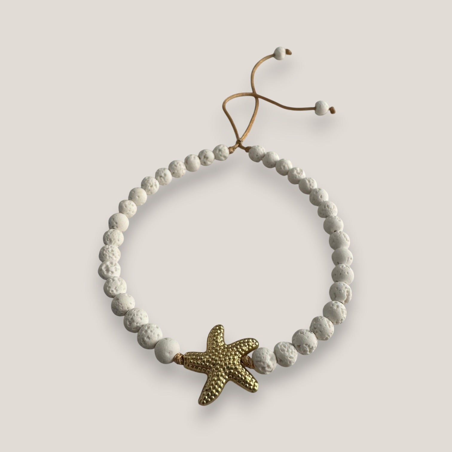 Armband mit goldenem Stern und naturfarbener Schwammkoralle