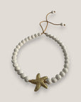 Armband mit goldenem Stern und naturfarbener Schwammkoralle