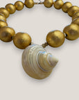 Collar gran caracola turbante nácar beis dorado cuentas madera pan de oro