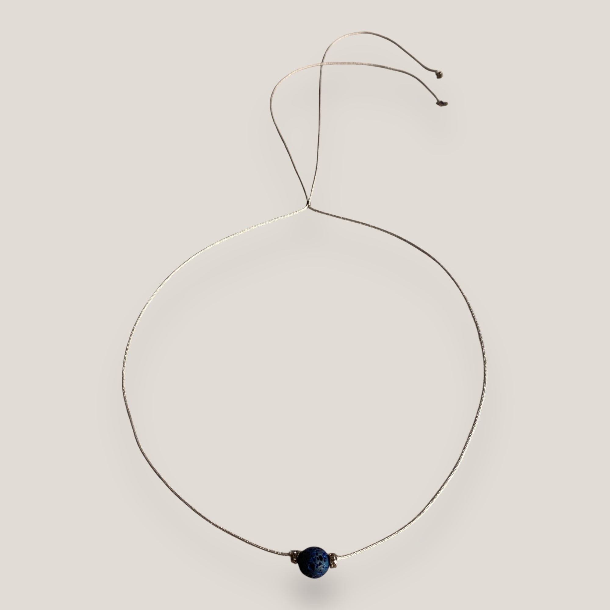 Collar minimal con bola 8mm de lava añil y separadores gunmetal con cristalitos blancos