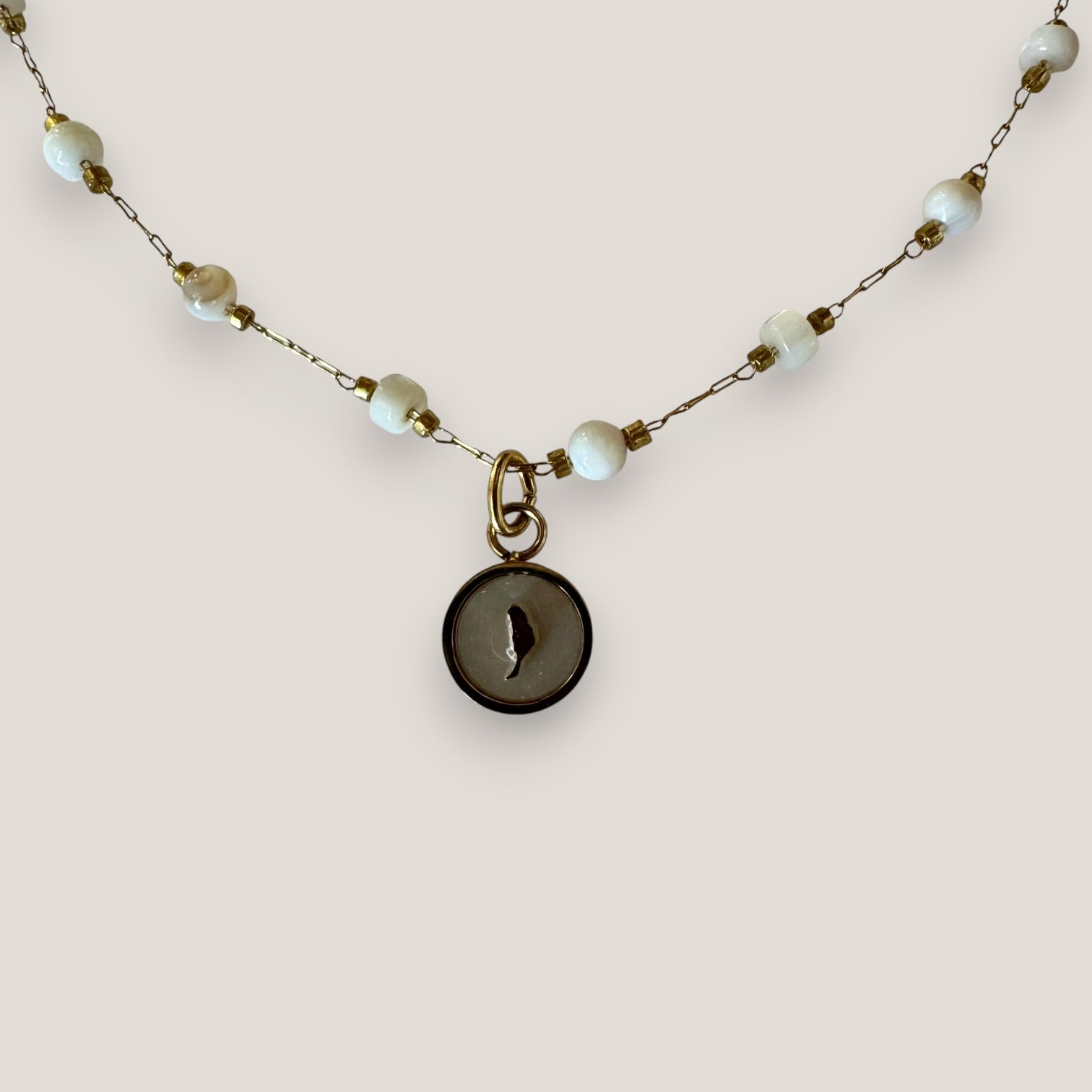 Collar medallita nácar mini Isla Fuerteventura acero oro y cadena de acero oro discos bolitas nácar blanco