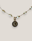Collar medallita nácar mini Isla Fuerteventura acero oro y cadena de acero oro discos bolitas nácar blanco