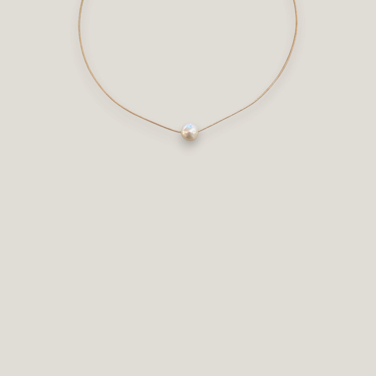 Collar minimal perla natural redondeada blanca 10mm cordón nailon dorado