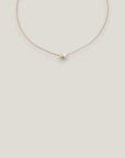 Collar minimal perla natural redondeada blanca 10mm cordón nailon dorado