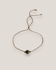 Pulsera minimal con bola de esponja coral verde caqui y separadores gunmetal con brillis de cristal blanco
