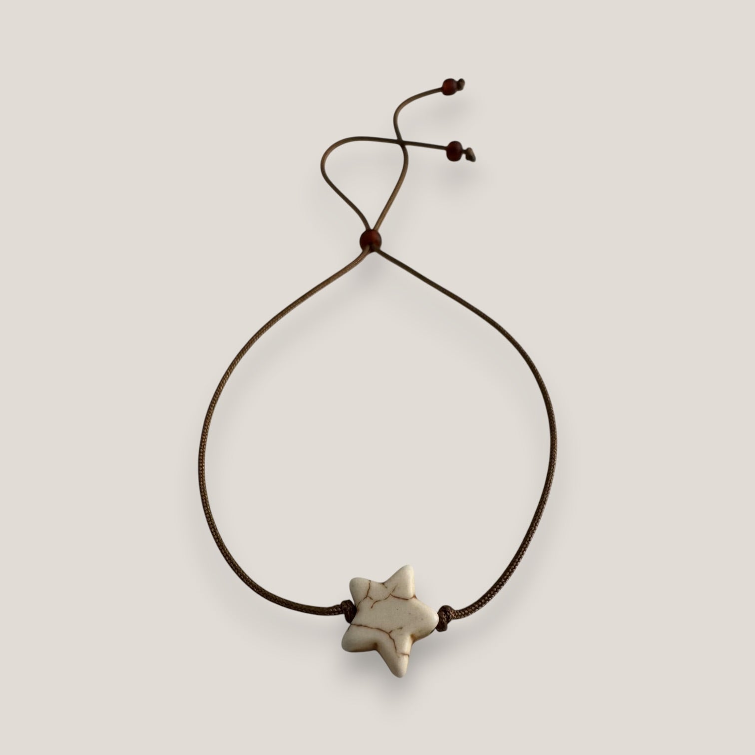 Pulsera minimal estrella clásica howlita natural