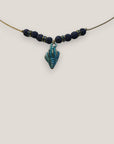 Collar midi con caracola dorada esmaltada en azul oscuro con lava azul oscuro y separadores dorados con cristalitos azules oscuro