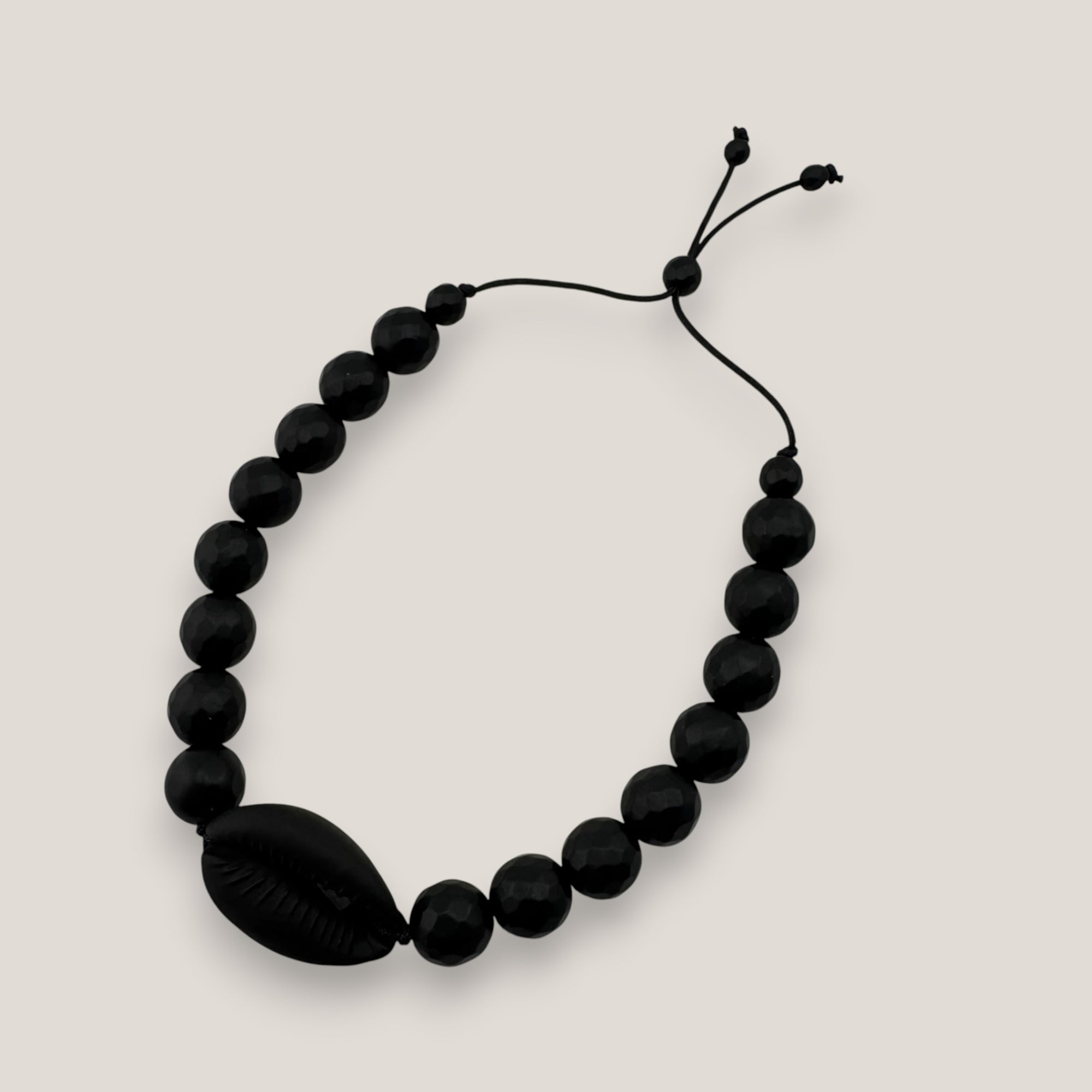 Pulsera cowrie negra mate ónix facetado pulido