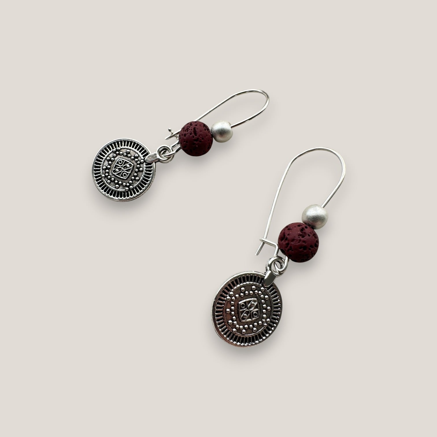 Pendientes gancho con medalla tribal pequeña de plata vieja lava granate y hematita plata