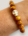 Pulsera con calavera de howlita natural y cuentas de madera de bambú