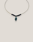 Collar midi con caracola dorada esmaltada en azul oscuro con lava azul oscuro y separadores dorados con cristalitos azules oscuro