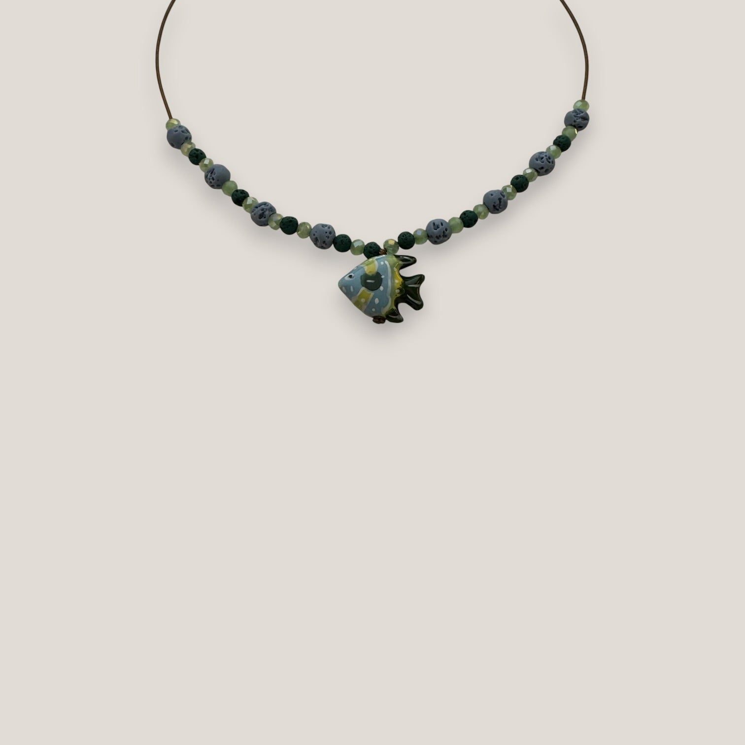 Collar medi pez verde azul amarillo esponja coral azul claro lava verde oscuro y cristales facetados verde claro