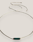 Collar minimal con tubo de lava verde oscuro con separadores gunmetal con cristalitos blancos
