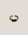 Goldring mit rechteckigem schwarzem Onyxstein aus Stahl und Gold.