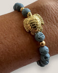 Pulsera con gran tortuga dorada y lava azul claro