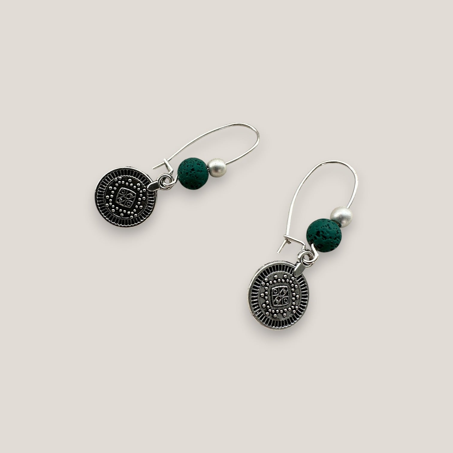 Pendientes gancho con medalla tribal pequeña de plata vieja lava verde oscuro y hematita plata