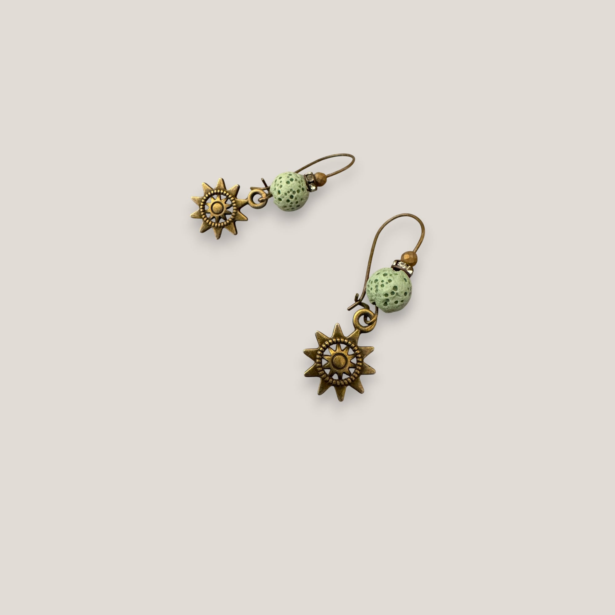 Pendientes gancho bola esponja coral verde claro rosa de los vientos bronce