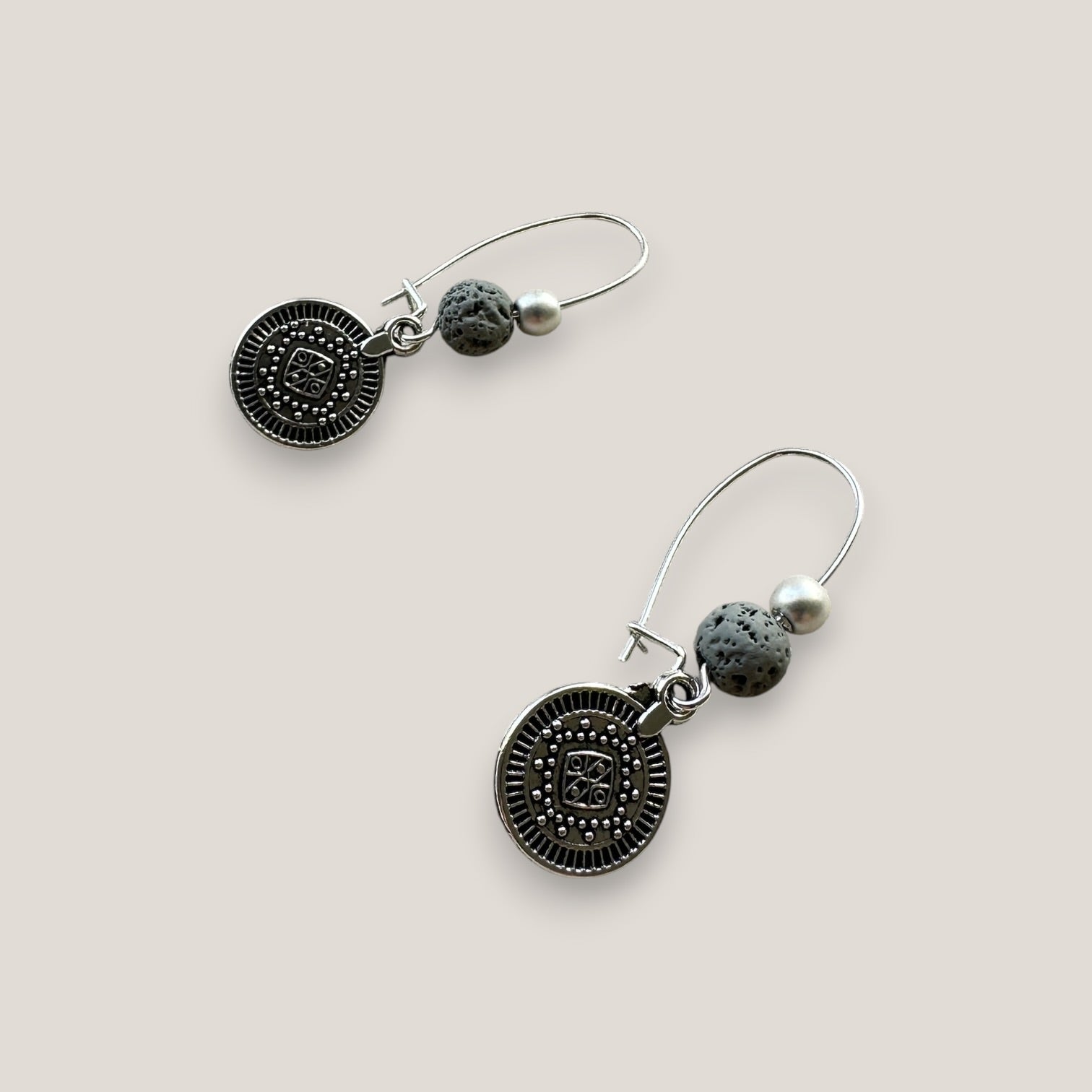 Pendientes gancho con medalla tribal pequeña de plata vieja lava gris claro y hematita plata